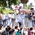 सड़क से संसद तक संग्राम: अमित शाह से मिले धर्मेंद्र प्रधान, CJP प्रदर्शन के बीच हिरासत में लिए गए कई सपा सांसद