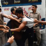 संसद मार्च: लाठीचार्ज-आंसू गैस के बावजूद डटे प्रदर्शनकारी; कहा- मांग पूरी होने तक पीछे नहीं हटेंगे