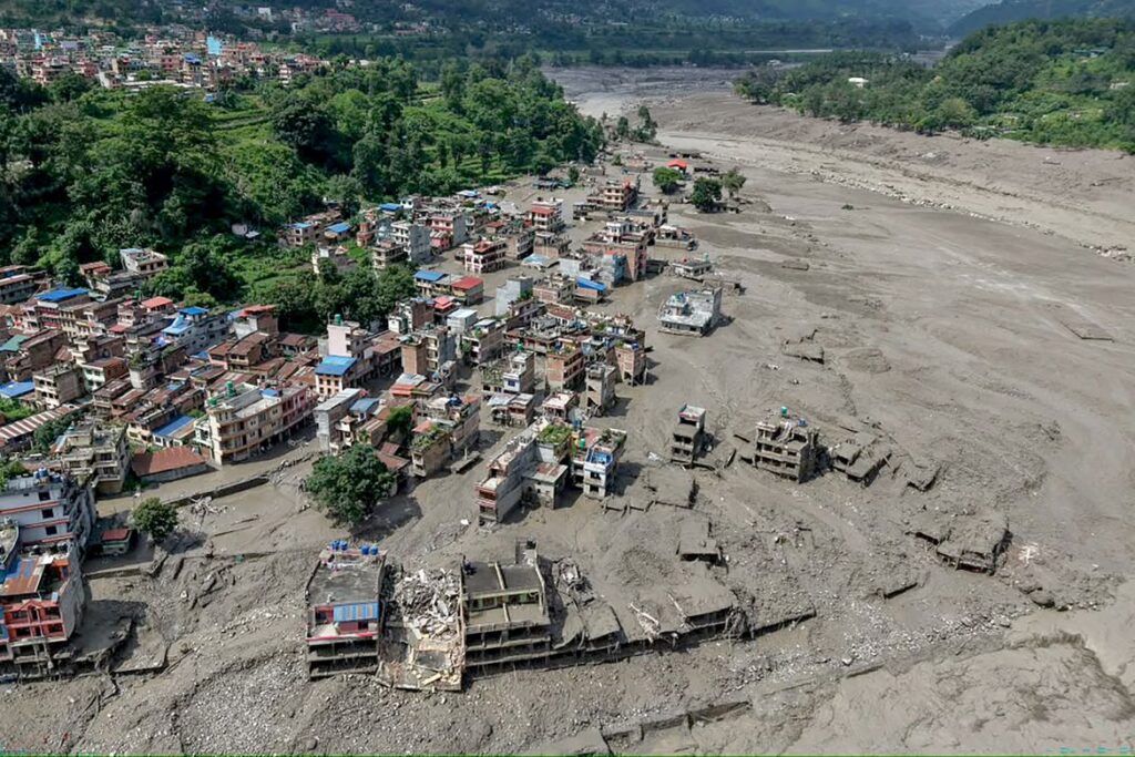 नेपाल में और शव मिलने के बाद अचानक आयी बाढ़ से मौतों का आंकड़ा 1,000 के करीब
