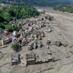 नेपाल में और शव मिलने के बाद अचानक आयी बाढ़ से मौतों का आंकड़ा 1,000 के करीब