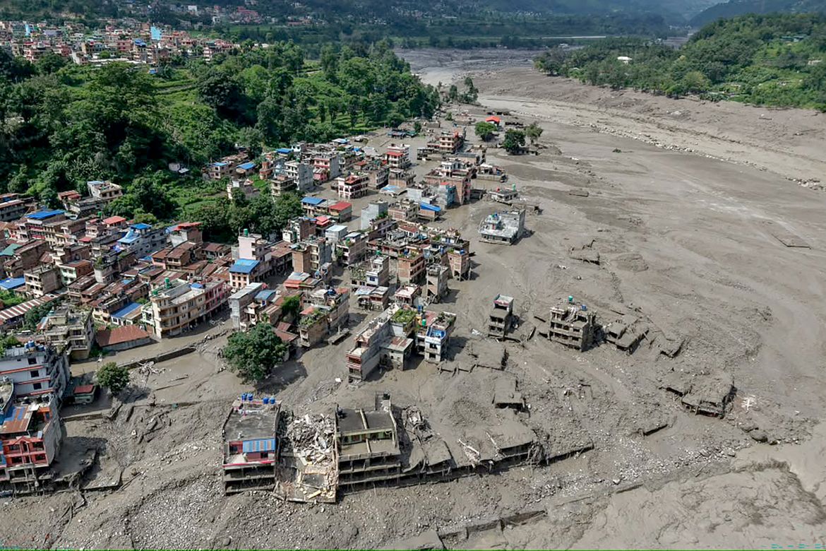 नेपाल में और शव मिलने के बाद अचानक आयी बाढ़ से मौतों का आंकड़ा 1,000 के करीब