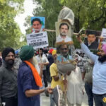 सज्जन कुमार को ‘नायक’ कहे जाने के विरोध में राहुल गांधी के आवास के बाहर सिखों का प्रदर्शन