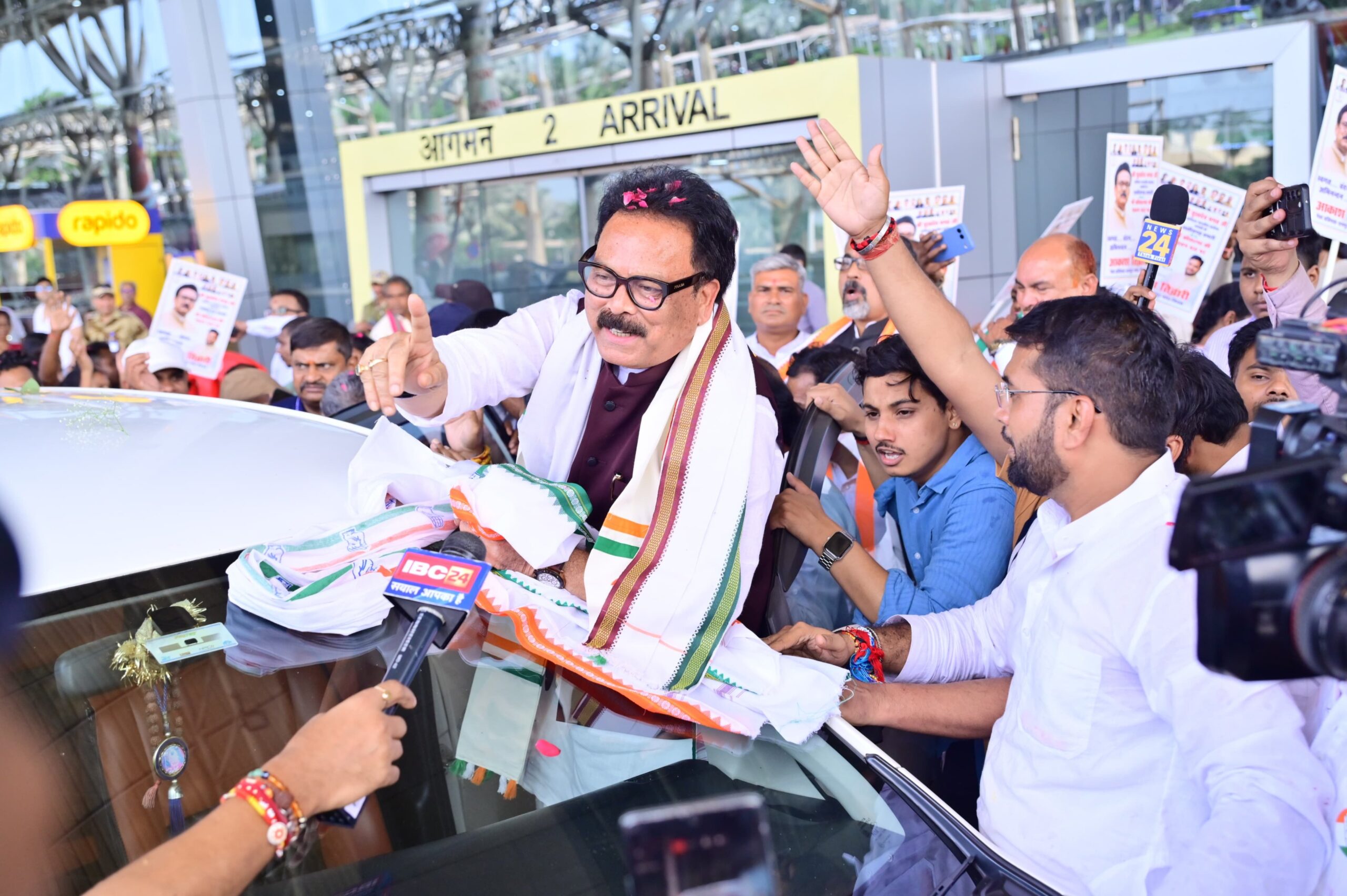 PCC : प्रदेश कांग्रेस प्रभारी सुखदेव भगत राजधानी पहुंचे, स्वागत को उमड़े नेता और कार्यकर्ता, विधायक दल की बैंठक में शामिल होंगे