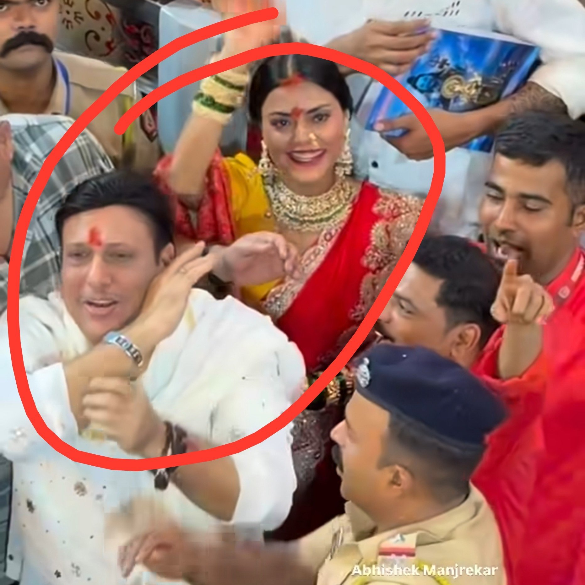 VIDEO : किसी और एक्ट्रेस के साथ लालबागचा राजा पहुंचे गोविंदा, गणपति बप्पा का आशीर्वाद लिया, पत्नी को दी चेतावनी, देखिए वीडियो