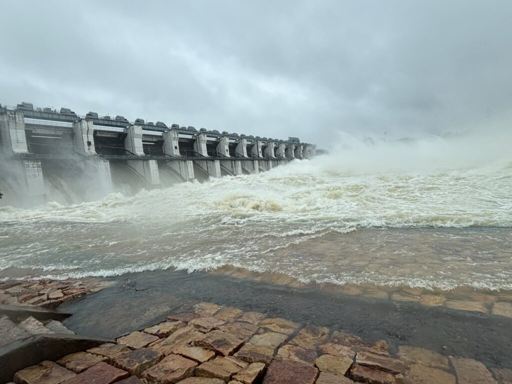 छत्तीसगढ़ में लगातार बारिश से नदी नाले उफान पर, कई मार्गो और आवगामन ठप, गंगरेल के सभी गेट खुले...