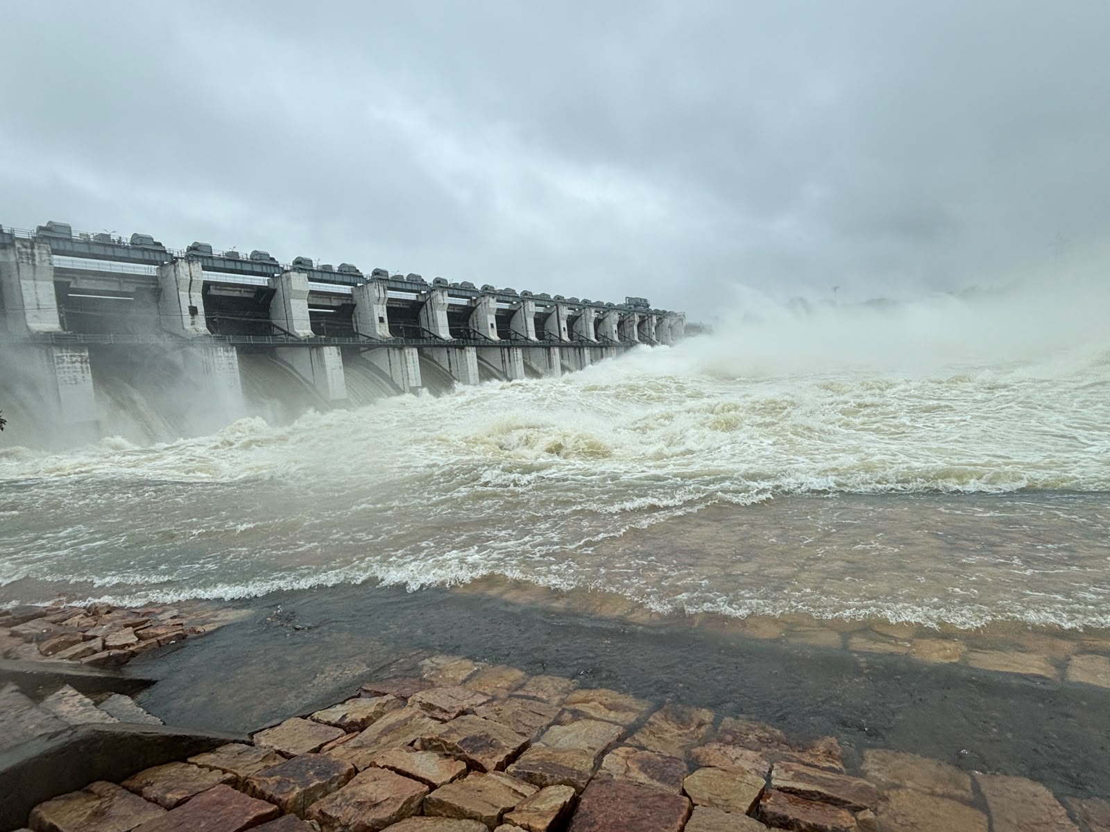 छत्तीसगढ़ में लगातार बारिश से नदी नाले उफान पर, कई मार्गो और आवगामन ठप, गंगरेल के सभी गेट खुले…