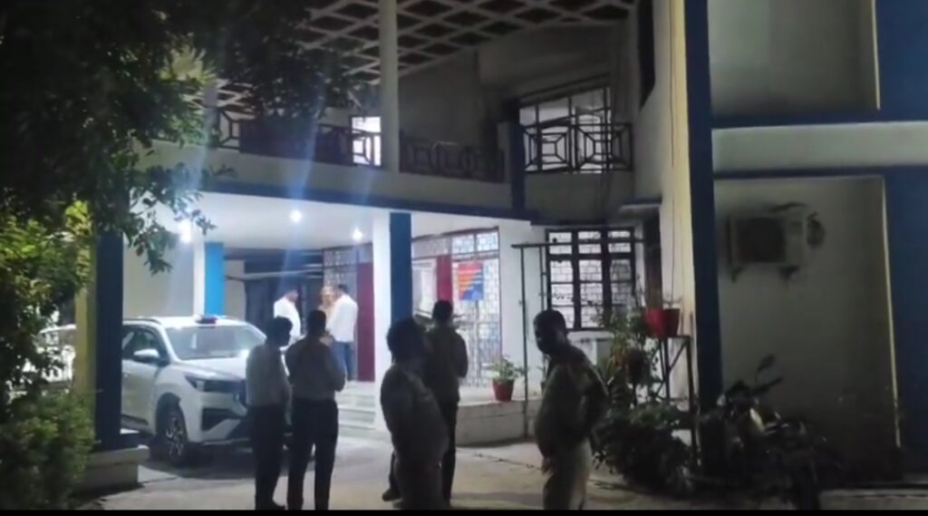 रक्षक बने भक्षक : विधायक के फार्म हाउस में युवती से गैंगरेप, एक इंस्पेक्टर, दो हेड कॉन्स्टेबल और पुलिस का दरोगा गिरफ्तार