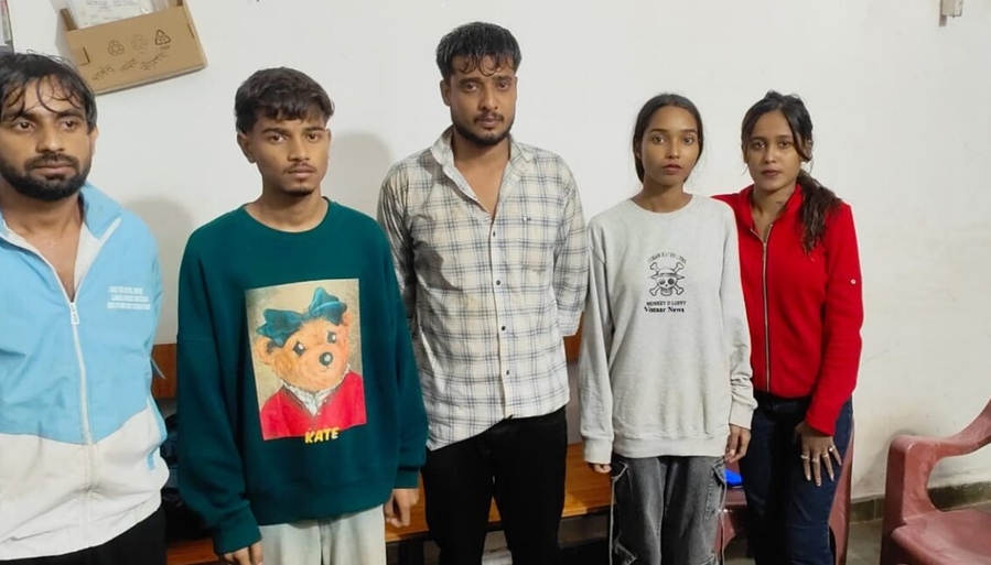 हादसा : कान्हा किसली जा रहे 5 दोस्तों ने बैरियर तोड़कर पुल क्रास करना चाहा, कार नदी में बही, पेड़ पकड़कर बचाई जान, टीआई ने नदी में कूदकर किया रेस्क्यू, सभी सुरक्षित