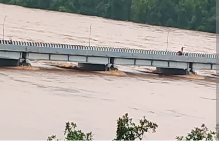 अपडेट : राजधानी में ट्रिपल मर्डर से सनसनी! पति ने की पत्नी सहित दो बच्चों की हत्या, आरोपी पति की हालत गंभीर, दो नाले में बहे, सीएम साय आज कांकेर दौरे पर, नए कांग्रेस प्रभारी आ रहे