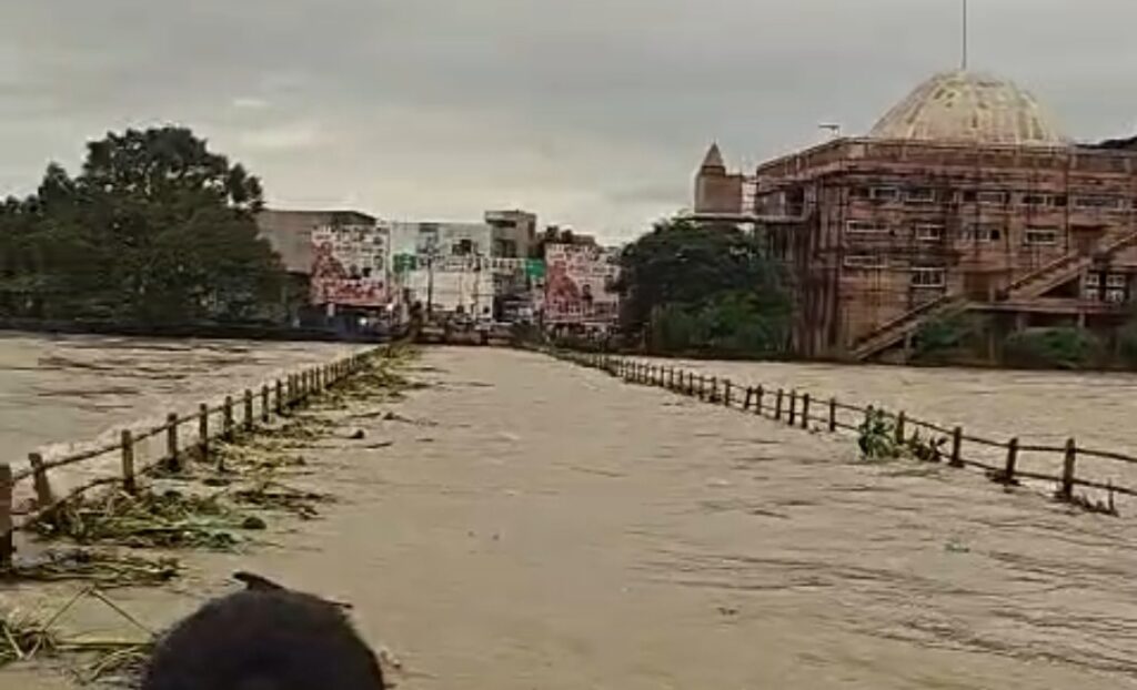 खारून नदी उफान पर: रायपुर से अमलेश्वर, पाटन, भिलाई और सांकरा को जोड़ने वाला मार्ग पूरी तरह बंद, देखिए वीडियो...