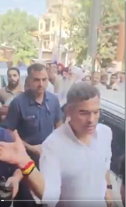 VIRAL : दिल्ली सरकार के मंत्री प्रवेश वर्मा ने सरेआम थप्पड़ जड़ा, आप कार्यकर्ता से सड़क निर्माण को लेकर हुआ विवाद, वीडियो वायरल