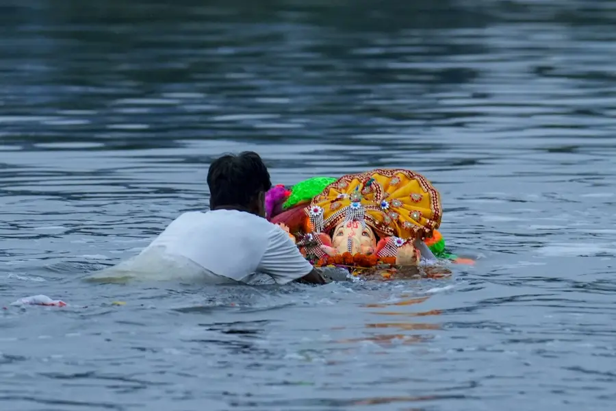 अनंत चतुर्दशी पर गणपति विसर्जन: गुलाल, फूल और जयकारों के बीच बप्पा की विदाई, ‘गणपति बप्पा मोरया’ के जयघोष से गूंजा देश