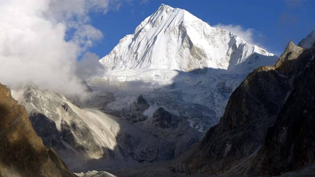 एक और त्रासदी से घिरा नेपाल, लगातार बारिश के बीच हिमलुंग बेस कैंप में हिमस्खलन, 10 लापता