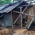 बारिश से कच्चा मकान गिरा, पिता और दो बच्चों की मौत
