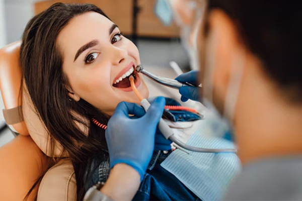 Oral Health: मुंह की साफ-सफाई को लेकर न करें लापरवाही, ये संकेत दिखें तो हो जाएं सतर्क