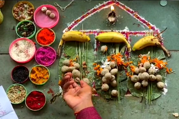 पितृ पक्ष 2026: श्रद्धा के साथ करें पितरों का श्राद्ध कर्म, नोट कर लें तर्पण की सामग्री और कुश का महत्व