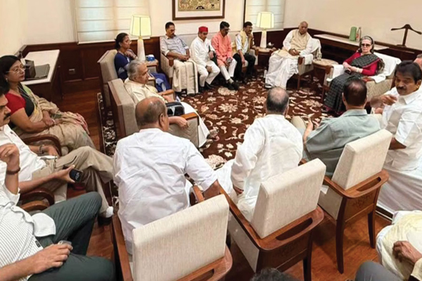 चुनाव आयोग के खिलाफ इंडिया गठबंधन की बैठक शुरू, राहुल-ममता समेत कौन-कौन से नेता हो रहे शामिल?