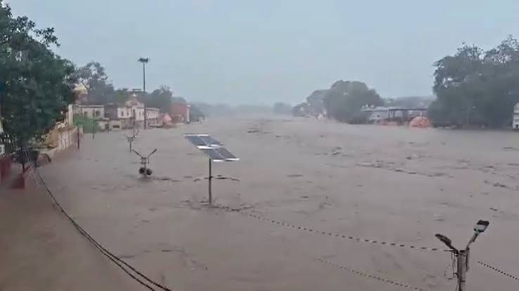 UP Flood News: भारी बारिश से बिगड़े हालात, चित्रकूट में 80 मकान ढहे; प्रयागराज और वाराणसी में भी बाढ़ का असर