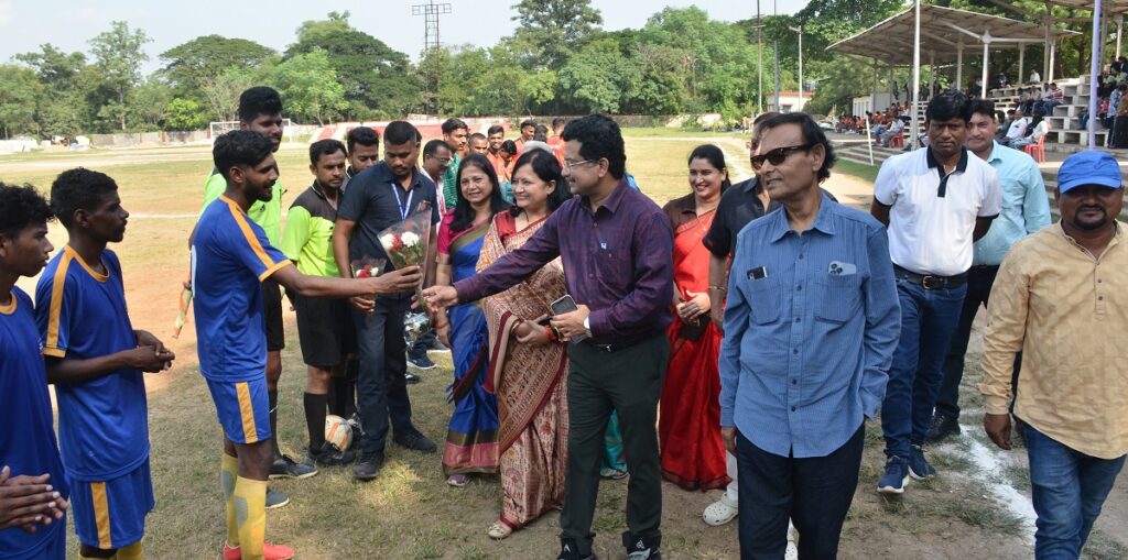 Navabharat All india Football का फाइनल कल, दल्लीराजहरा और तमिलनाडु पुलिस के बीच होगी खिताबी भिड़ंत, आइएएस सोनमणि बोरा खिलाड़ियों से मिले