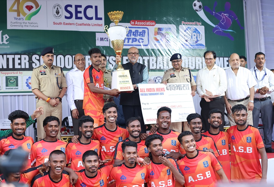 Navabharat All India Football दल्ली राजहरा माइंस बना चैंपियन, तमिलनाडु पुलिस को 1-0 से दी शिकस्त, मैन आफ द सीरीज इशांत, राज्यपाल रमेन डेका ने बांटे पुरस्कार