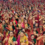 रास गरबा : 1,300 करोड़ का 900 किलो सोना पहनकर 15,000 से ज्यादा महिलाओं ने किया रास गरबा..देखिए वीडियो