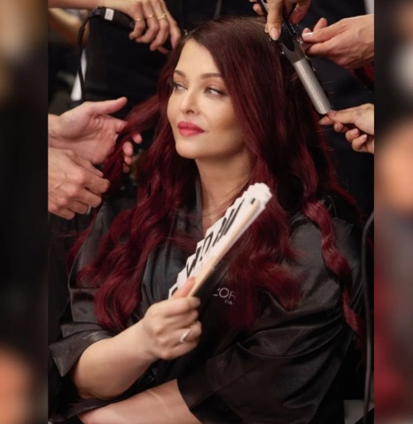 Peris fashion Week : हुश्न की मल्लिका ऐश्वर्या रॉय ने किया रैंप वॉक, हवा में उछाला चुंबन, देखिए वीडियो