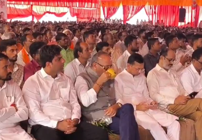 VIDEO भाजपा की जनसभा में विधायक अजय चंद्राकर मंच छोड़ कार्यकर्ताओं के साथ बैठे, मंत्री टंकराम के निवेदन पर दिया भाषण लेकिन सुना दी खरीखोटी