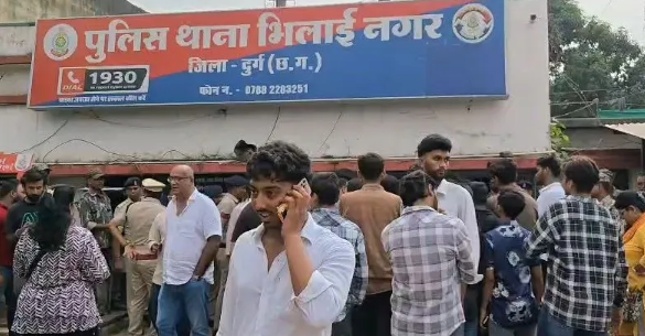 भाजयुमो नेता को पुलिस अफसर ने थप्पड़ जड़ा, भिलाई में जोरदार हंगामा, ट्रेनी अफसर पर मोबाइल छीनने और थप्पड़ मारने का आरोप