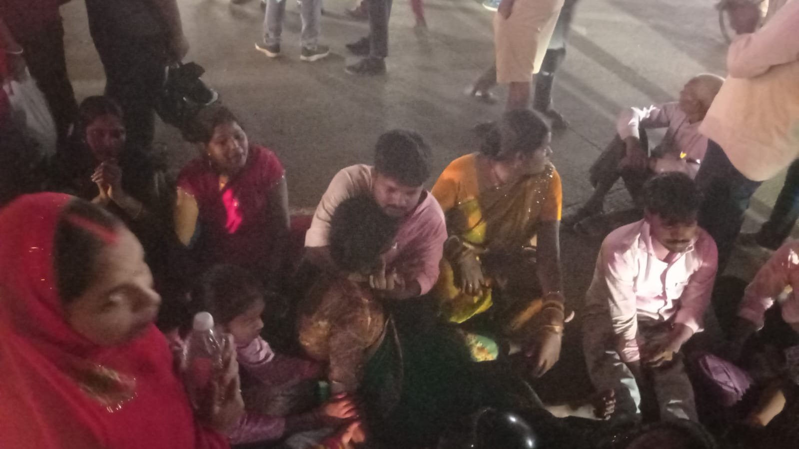 VIDEO प्रतिमा विसर्जन के दौरान करंट लगने से तीन की मौत, मेडिकल कॉलेज के सामने लोगों ने लगाया जाम