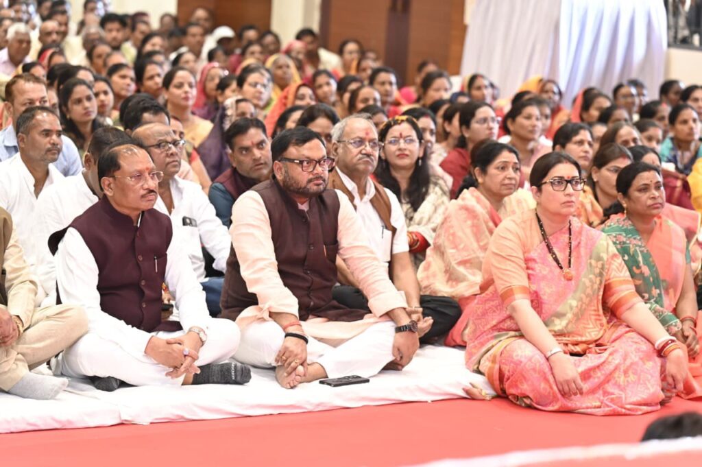 भाजपा प्रभारी स्मृति ईरानी रायपुर पहुंची, जोरदार स्वागत हुआ, कार्यकर्ताओं को हिदायत- बिना बुलाए बैठक में ना आएं