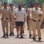 VIRAL : भाजपा नेता का पुलिस ने हाफपेण्ट में निकाला सार्वजनिक जुलूस, भाजपा नेत्री भड़की और विधायक पर लगाए गंभीर आरोप, देखिए वीडियो