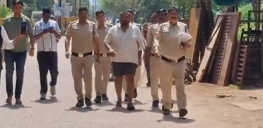 VIRAL : भाजपा नेता का पुलिस ने हाफपेण्ट में निकाला सार्वजनिक जुलूस, भाजपा नेत्री भड़की और विधायक पर लगाए गंभीर आरोप, देखिए वीडियो