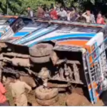 मिनी बस फिसलकर खाई में गिरी, 18 लोग घायल, धंदल की ओर जा रहा था वाहन