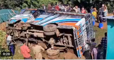 मिनी बस फिसलकर खाई में गिरी, 18 लोग घायल, धंदल की ओर जा रहा था वाहन