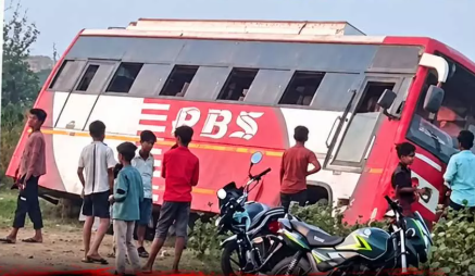 Bemetara खराब सड़क के कारण यात्री बस बिजली खंभे से जा टकराई, दो यात्री की मौत, सात से ज्यादा घायल