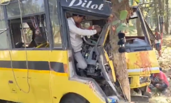 Manendragarh Accident : बस अनियंत्रित होकर पेड़ से टकराई, 6 मौतें, 15 से ज़्यादा यात्री घायल Video