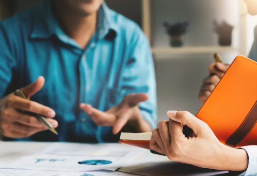 सोना, शेयर या फिक्स्ड इनकम? स्पेशलिस्ट से जानिए अगले 12–18 महीनों के लिए कहां दिख रहे मौके