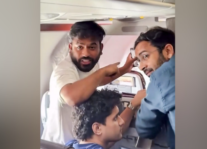 CJP Protest फ्लाइट में घुसीं महिला पुलिसकर्मी, दिपके के साथ नोकझोंक; ध्रुव राठी भी हिरासत में, देखिए वीडियो