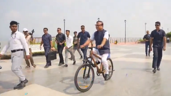 Wood Cycle : देश में लांच हुई बांस के फ्रेम वाली पहली साइकिल, असम सीएम हिमंत विश्व शर्मा का साइकिल चलाते वीडियो वायरल