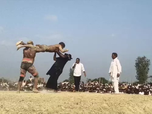 VIDEO : 4 बार पटकनी दी और महज 5 सेकेण्ड में जीत लिया दंगल का महामुकाबला…हजारों लोगों ने आंखें फाड़कर देखे दांवपेंच