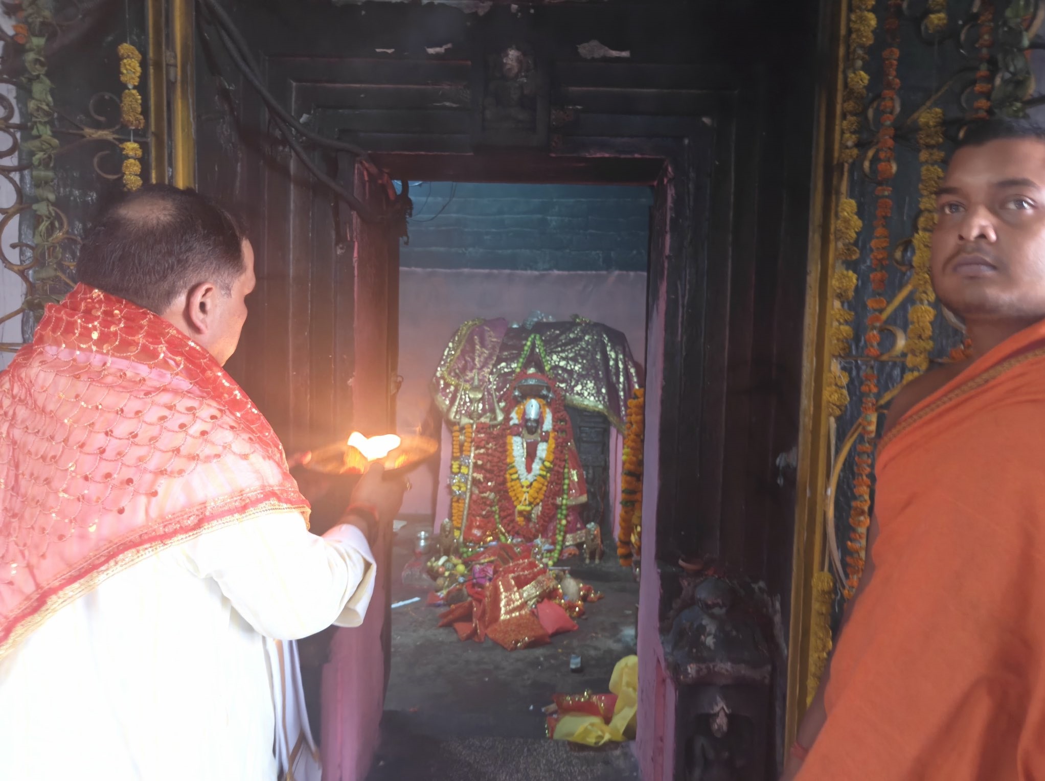 देवी को गार्ड आफ आनर : माँ दंतेश्वरी के दरबार में बस्तर पुलिस के जवानों ने दी सलामी, मनोकामना पूरी करता है घूमता शिवलिंग