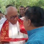 VIRAL : कांग्रेस नेता दिग्विजय सिंह को कार्यकर्ता ने ॐ नमः शिवाय लिखा गमछा पहनाया तो दिग्गी फटकारने लगे, बोले- कांग्रेस का इससे क्या लेना-देना, कार्यकर्ता ने भी दिया करारा जवाब, देखिए वीडियो