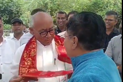 VIRAL : कांग्रेस नेता दिग्विजय सिंह को कार्यकर्ता ने ॐ नमः शिवाय लिखा गमछा पहनाया तो दिग्गी फटकारने लगे, बोले- कांग्रेस का इससे क्या लेना-देना, कार्यकर्ता ने भी दिया करारा जवाब, देखिए वीडियो