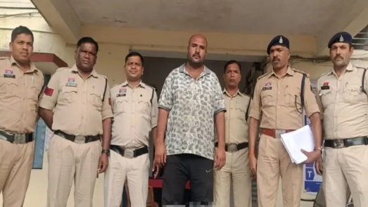 ब्रेकिंग : ट्रक पलटा तो एक करोड़ का गांजा पकड़ाया, एक तस्कर गिरफतार, पुलिस की जांच जारी