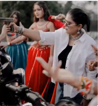 VIDEO : गरबा परिधान पहने सिगरेट फूंकी, बंदूक लहराई, स्टंट मारे, अब रसूखदार परिवार के 9 युवा गिरफ्तार  