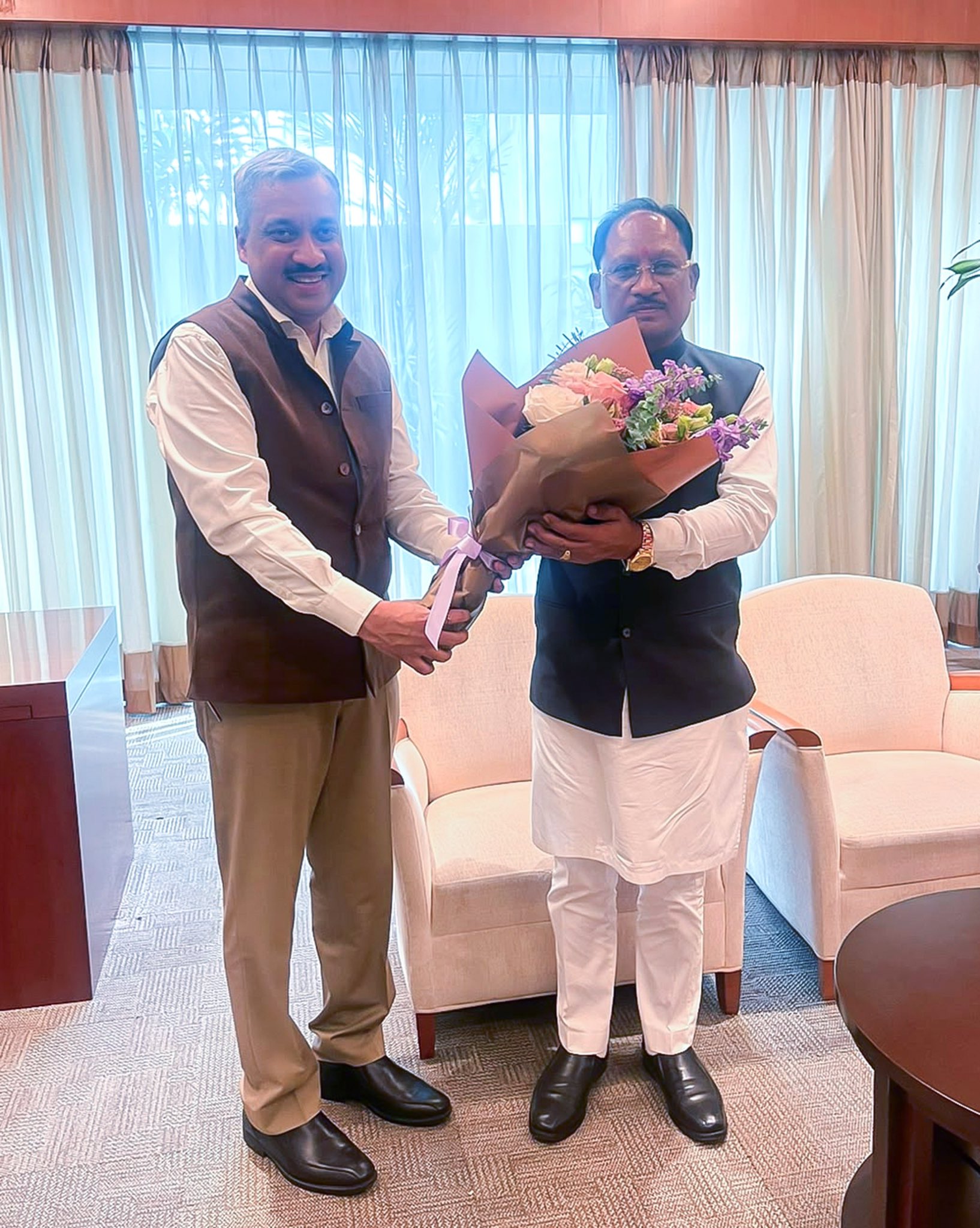 सीएम साय सिंगापुर पहुंचे, उच्चायुक्त शिल्पक अंबुले ने किया स्वागत, SING फोरम 2026 में सहभागिता करेंगे मुख्यमंत्री, छत्तीसगढ़ में निवेश की संभावनाएं तलाशी जाएंगी