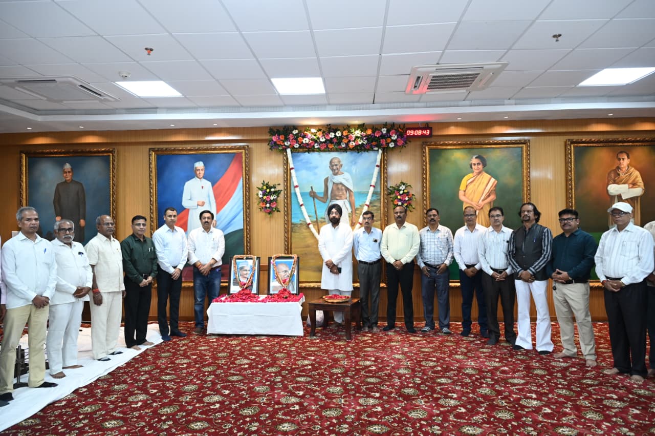 विधानसभा ने राष्ट्रपिता महात्मा गांधी और लाल बहादुर शास्त्री को याद किया, विधानसभा सचिव दिनेश शर्मा ने पुष्पांजलि अर्पित कर श्रद्धा सुमन अर्पित किया, गाये गए भजन