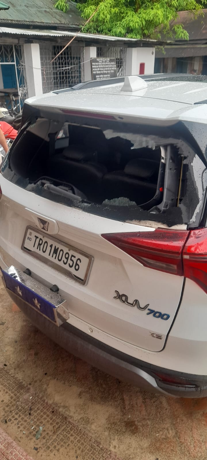 त्रिपुरा में चुनावी हिंसा, लाठीचार्ज के बाद एक की मौत, पुलिस महानिरीक्षक की गाड़ी पर भी हमला