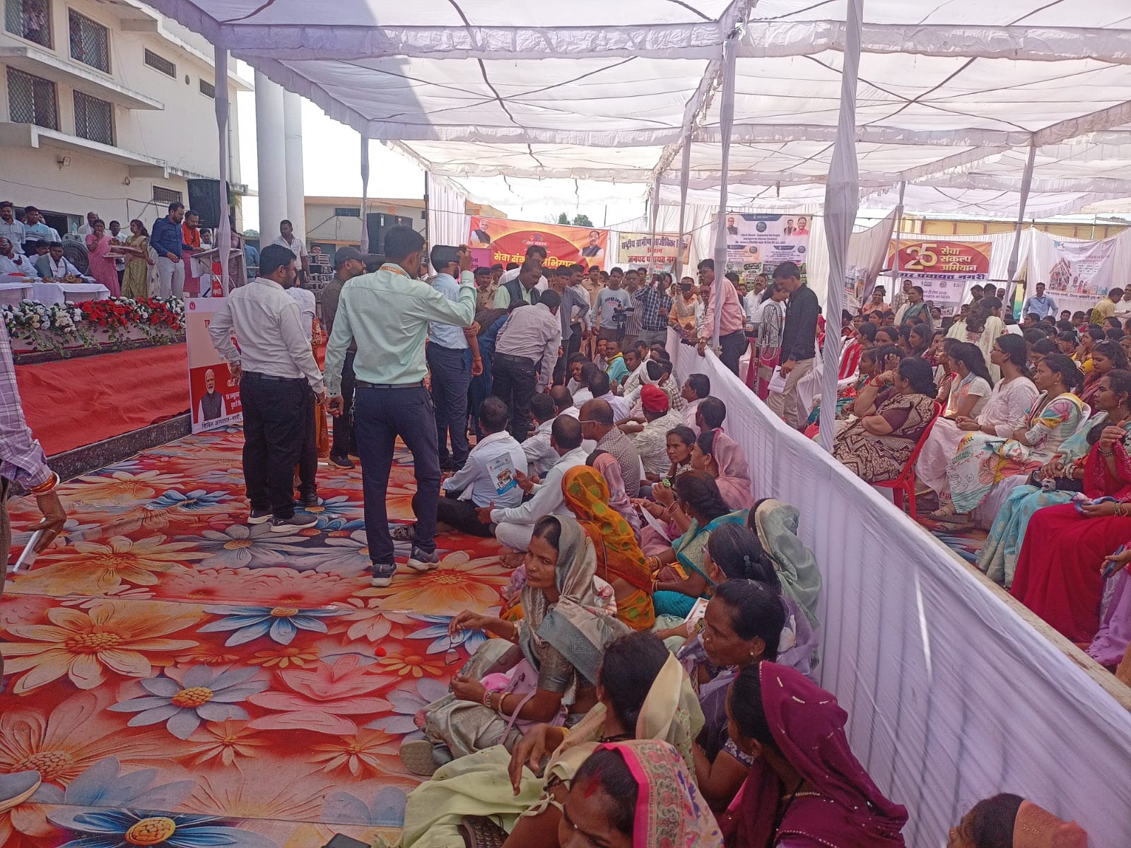 मंच से उतरकर जमीन पर जा बैठे दो दर्जन सरपंच, अफसरों पर अपमानित करने का आरोप, समझाइश के लिए कलेक्टर को आना पड़ा, जानिए विवाद