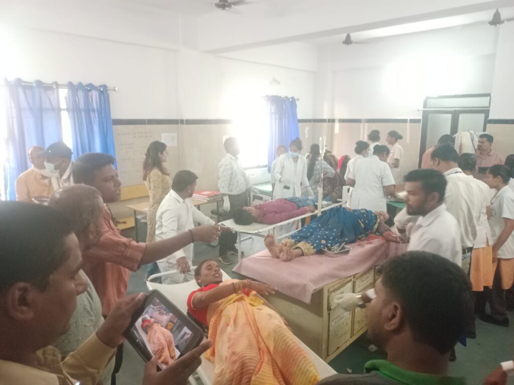 हादसा : श्रद्धालुओं से भरी पिकअप पलटी, 25 घायल, 01 गंभीर, गंगरेल अंगारमोती मंदिर का दर्शन कर आ रहे थे